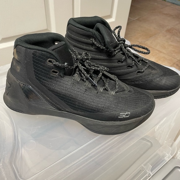 Two pairs me a basketball shoes. SZ 7. Gently worn. Excellent condition. - Picture 2 of 3